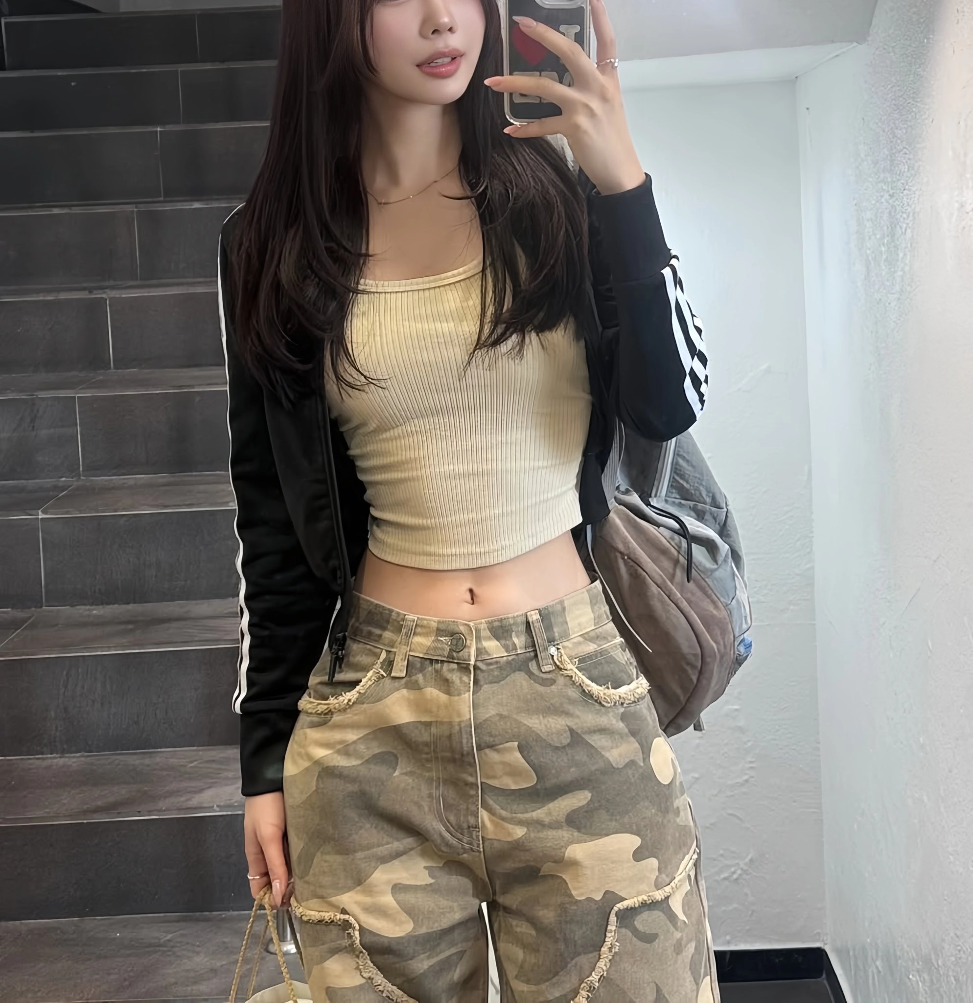 女人在镜子里拍自拍。