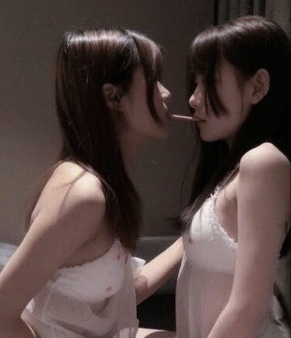 两个女孩互相亲吻。