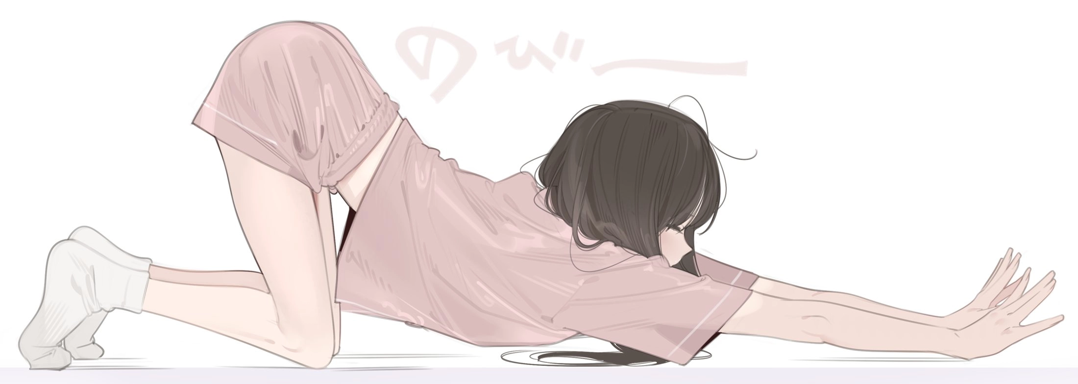 穿着粉红色衬衫的女人躺在地板上。