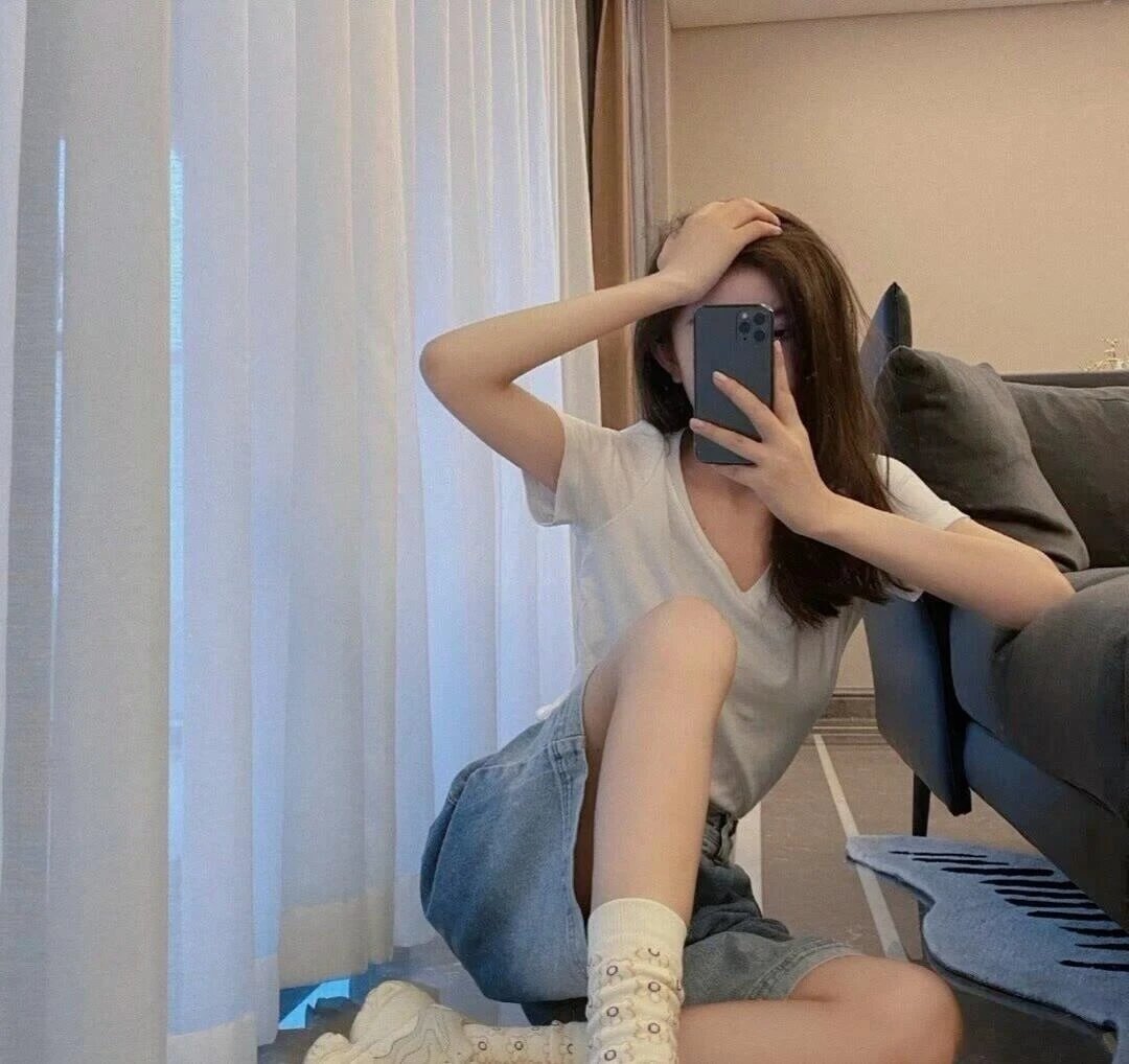 女人在一个房间里拍自拍。