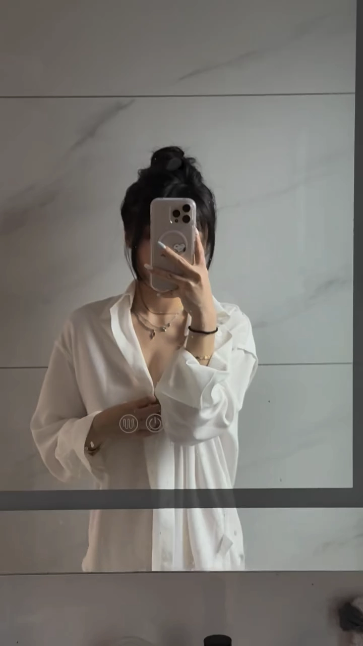 女人用手机拍自拍。