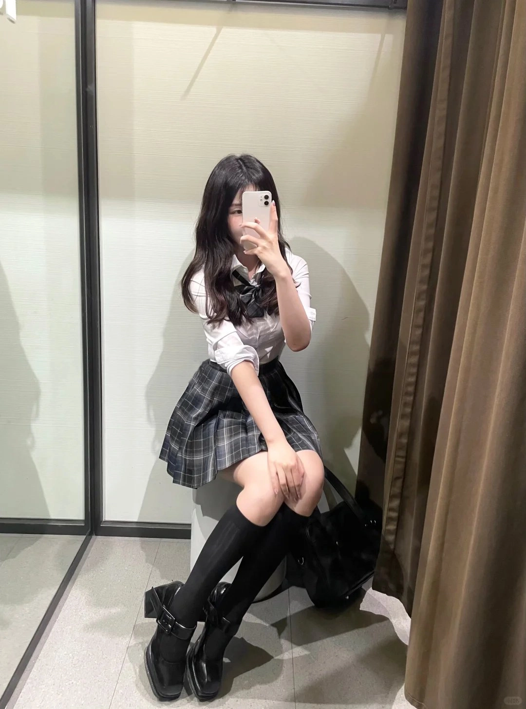 女人穿着裙子拍个自拍。