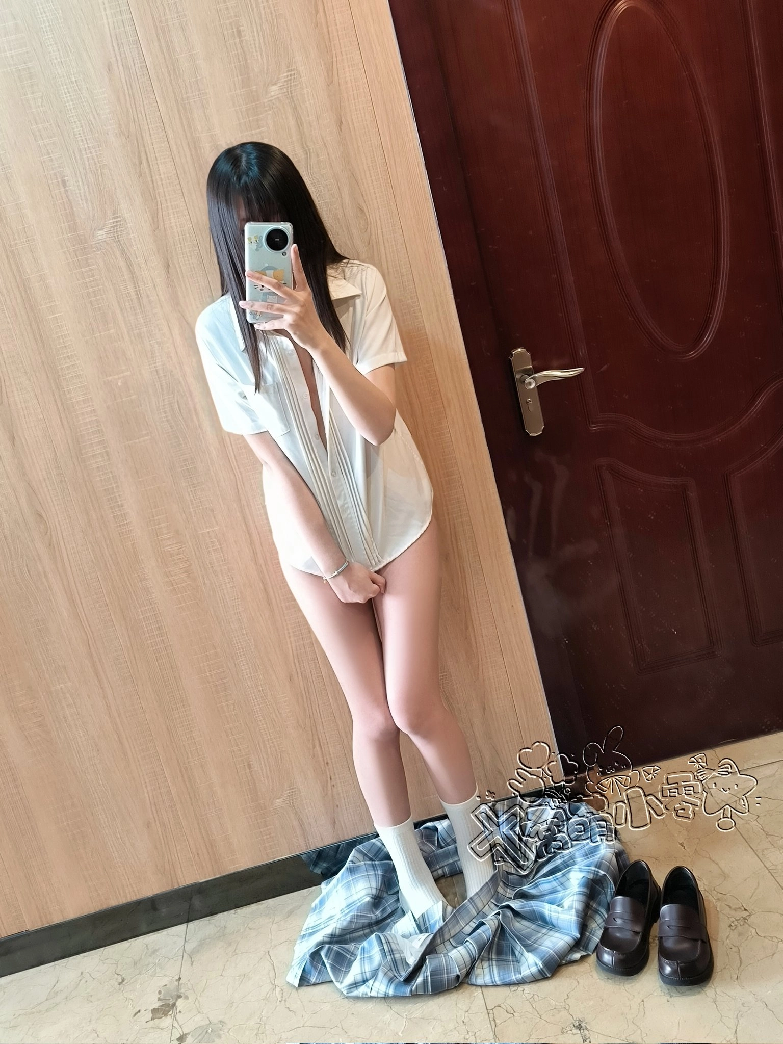 女人在镜子里拍自拍。