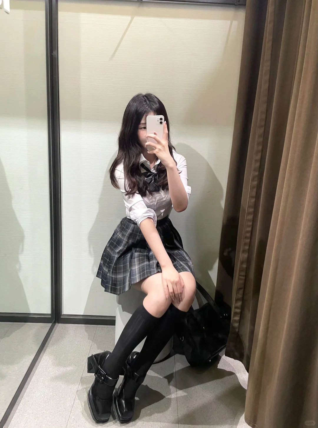 女人穿着裙子拍个自拍。