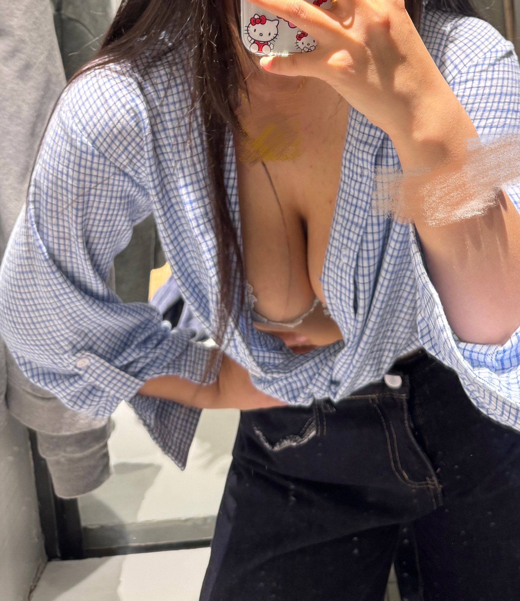 女人在镜子里拍自拍。