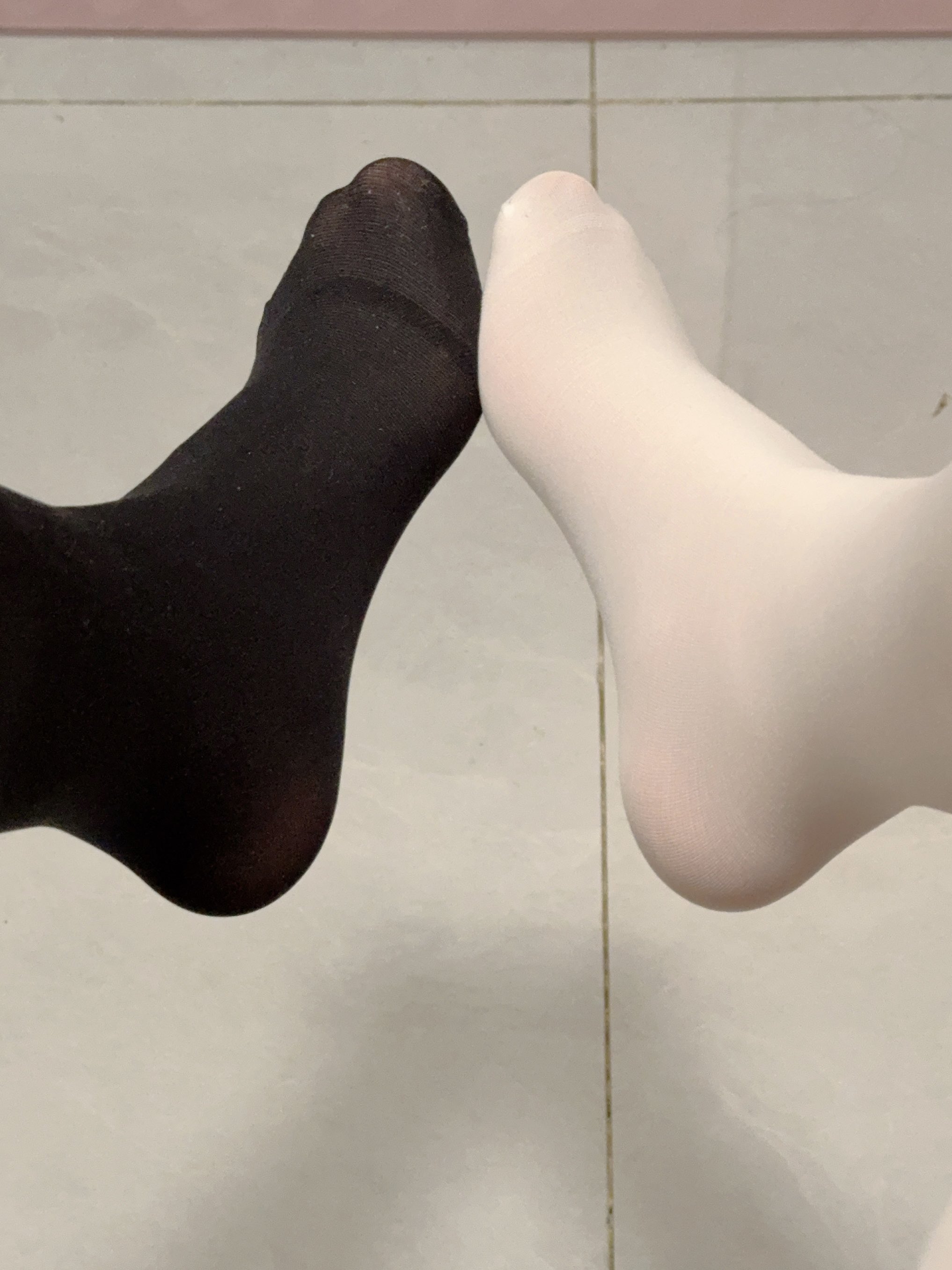 两条腿有黑色和白色的袜子。