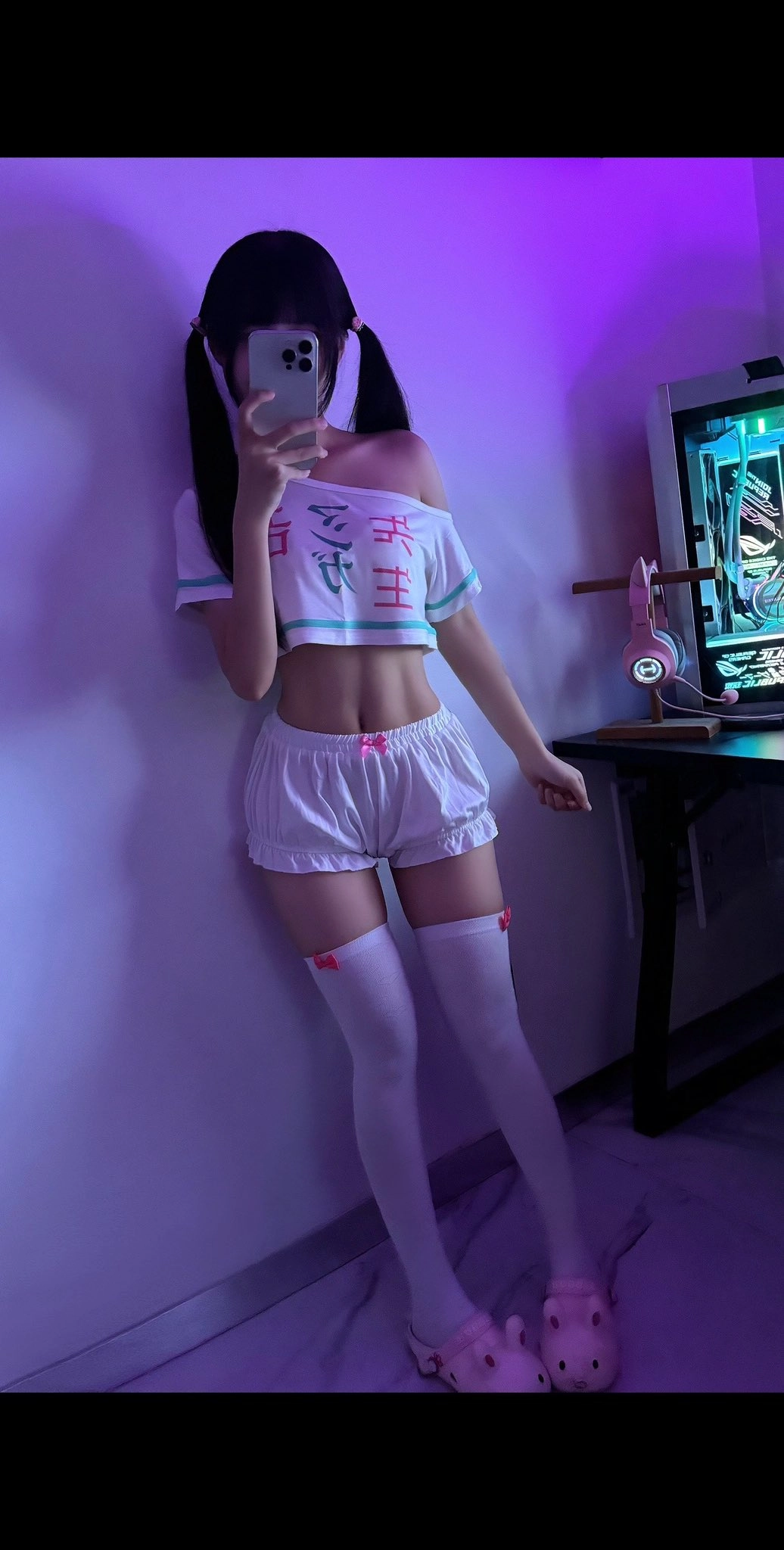 一位穿着白色衬衫和短裤的女人正在拍照自己。