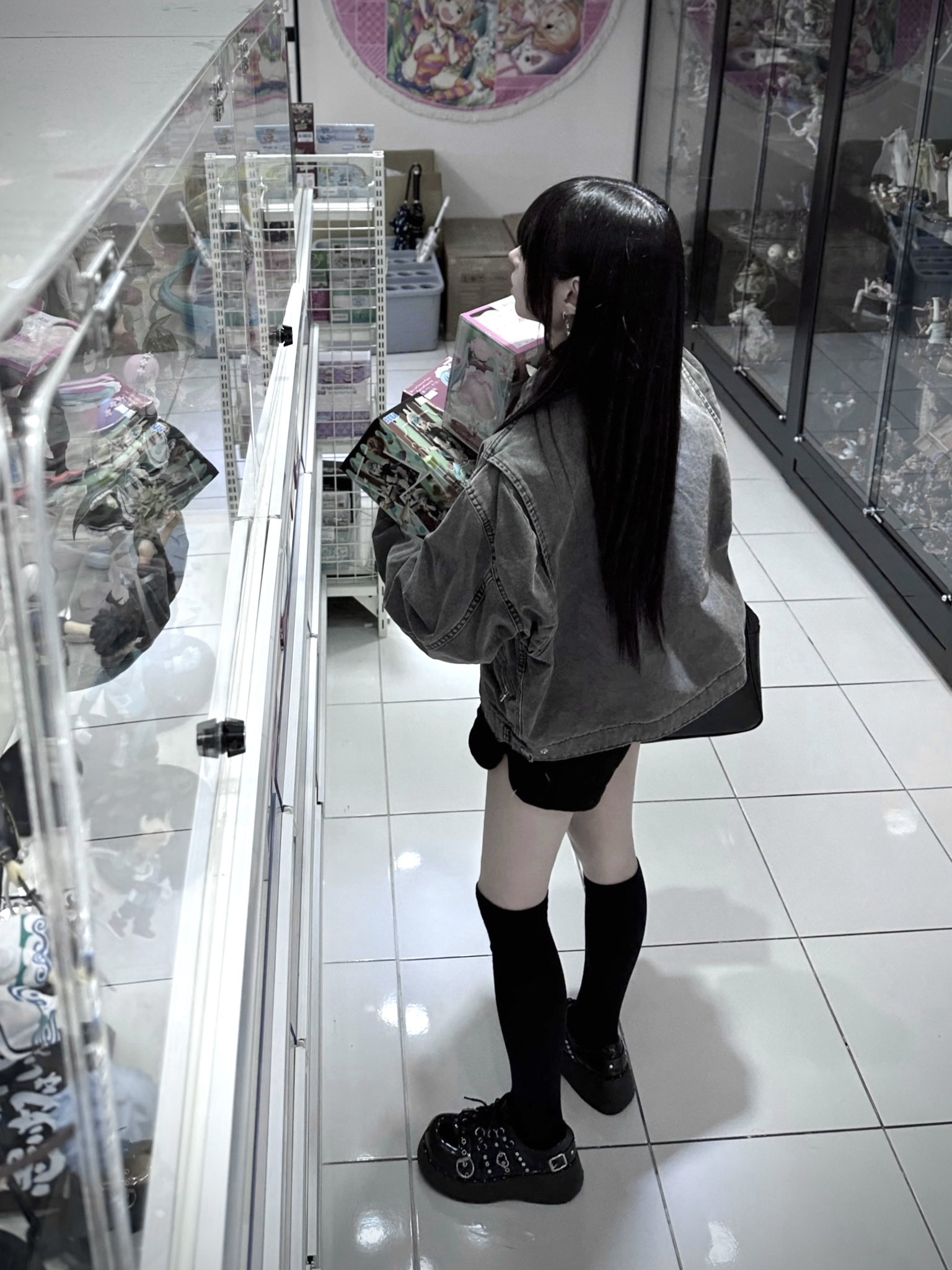 女人在一个杂志的商店里。