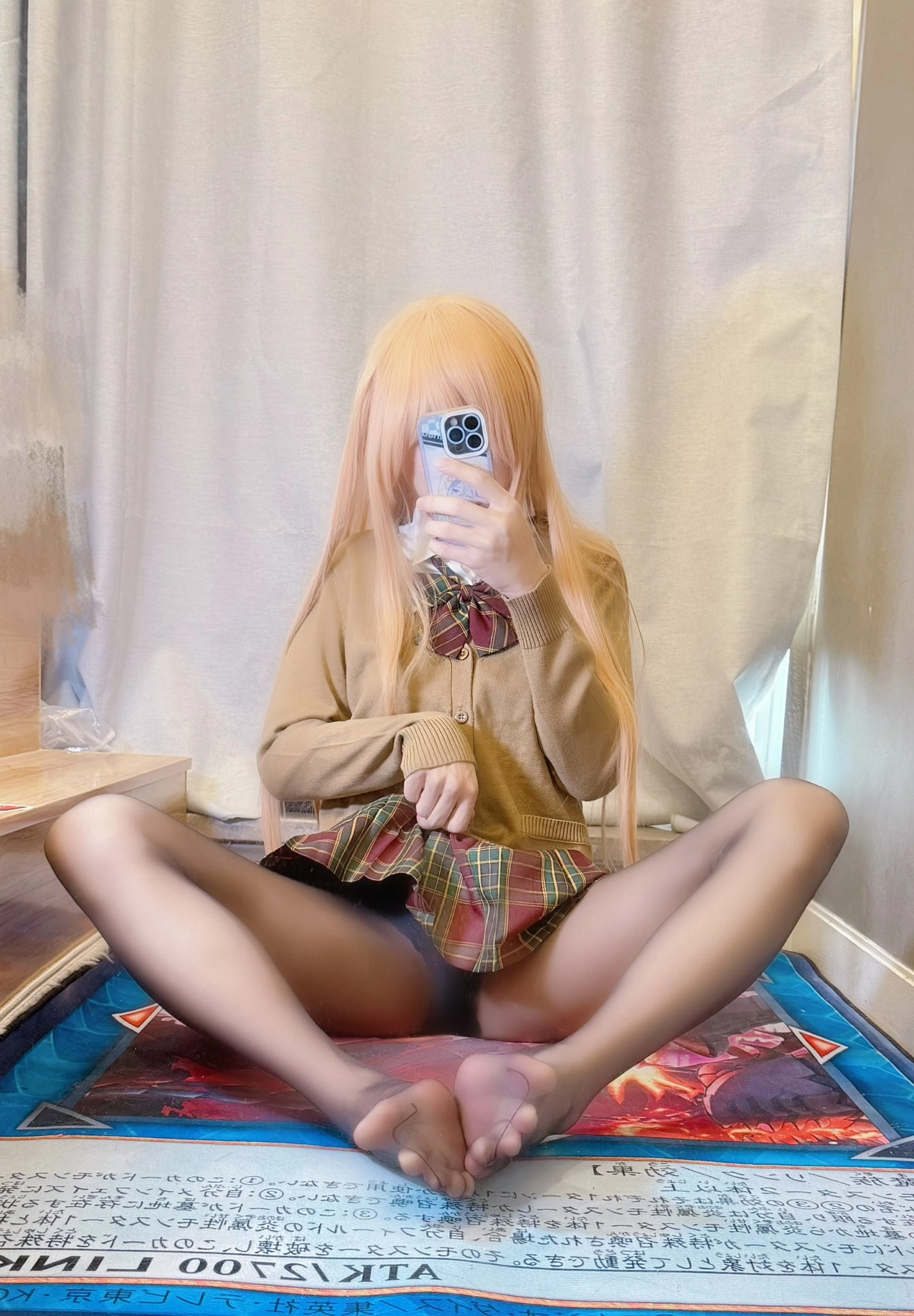 女人用摄像头拍自拍。