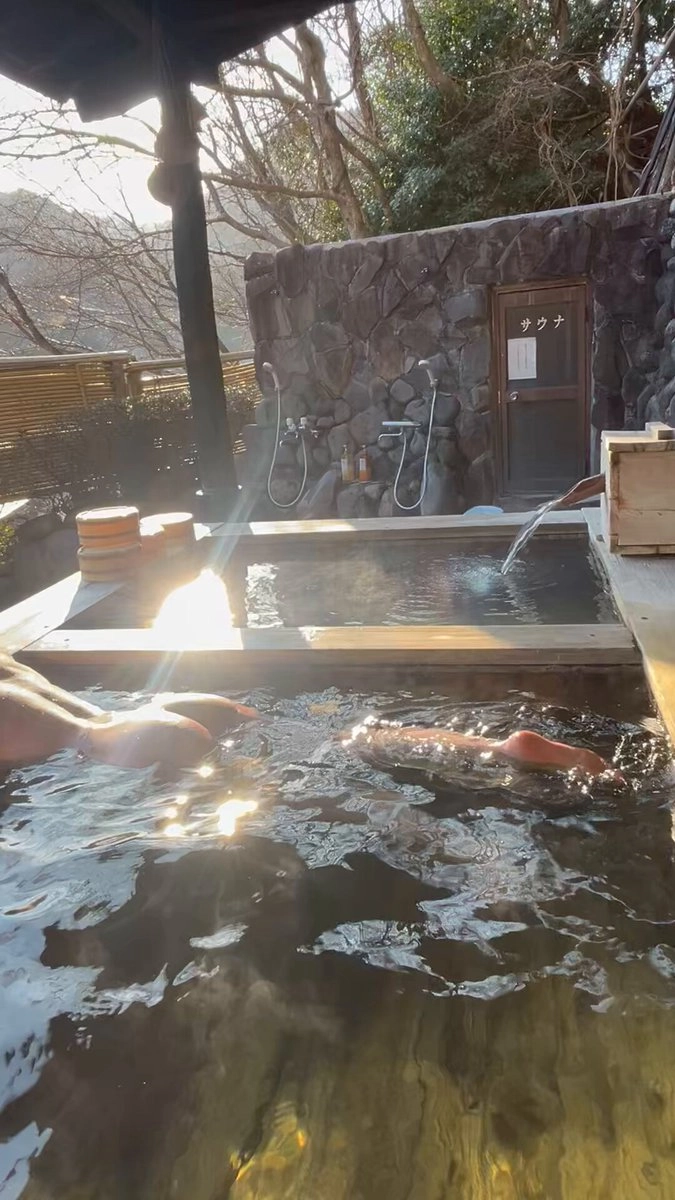 人在热水浴缸里游泳。