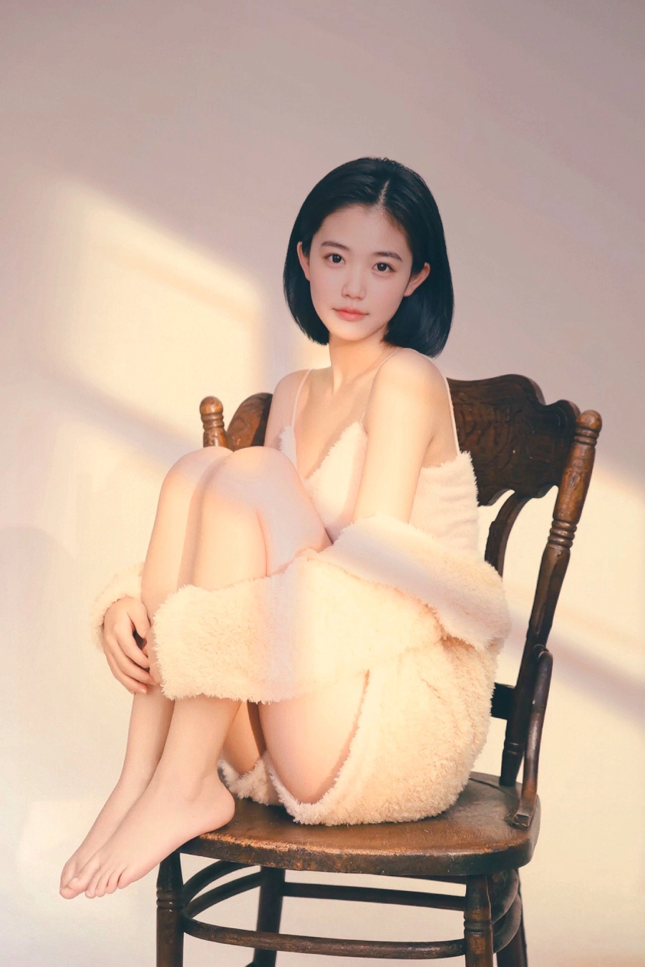 穿着白色衣服的女人坐在椅子上。