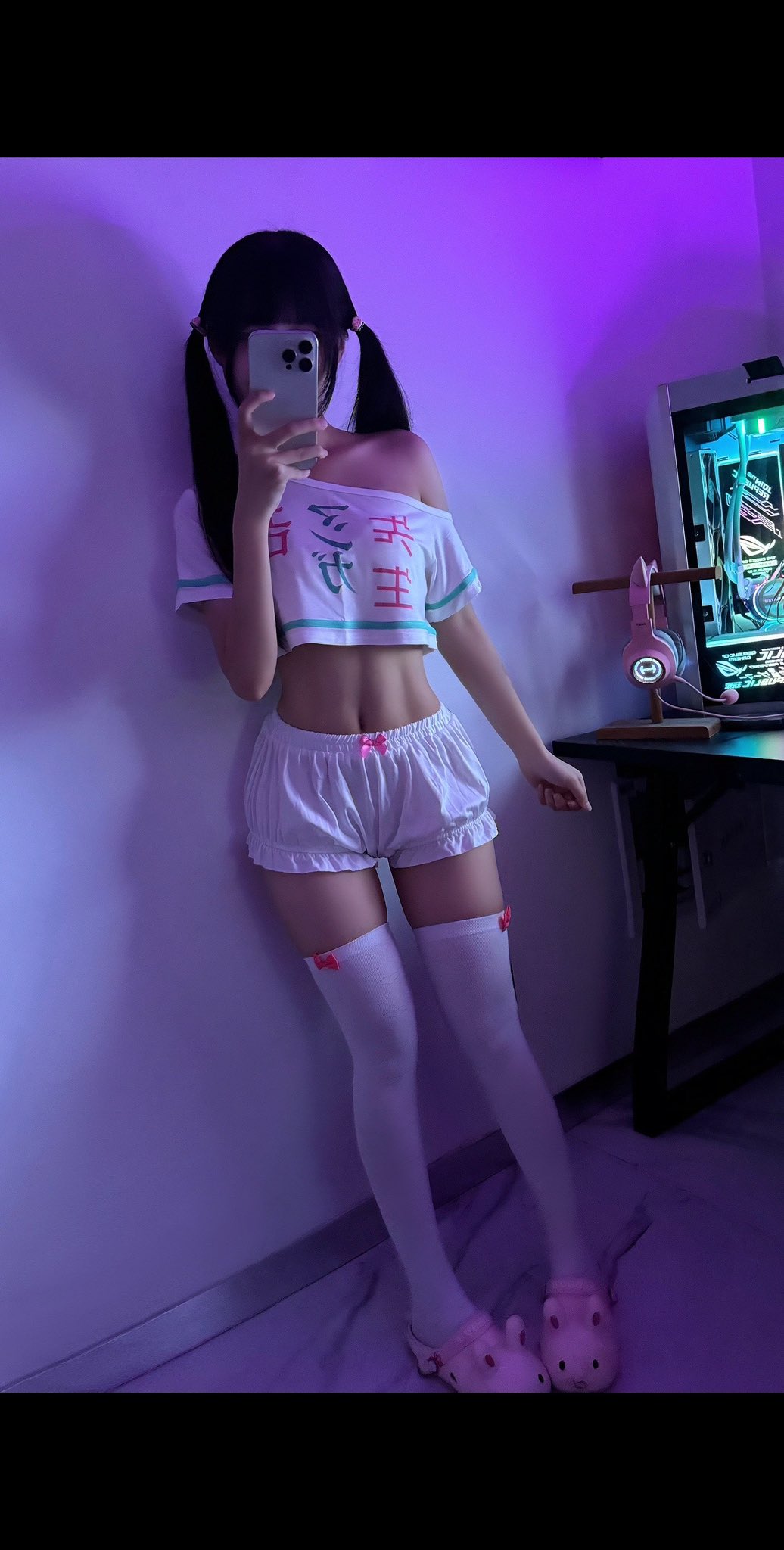 一位穿着白色衬衫和短裤的女人正在拍照自己。