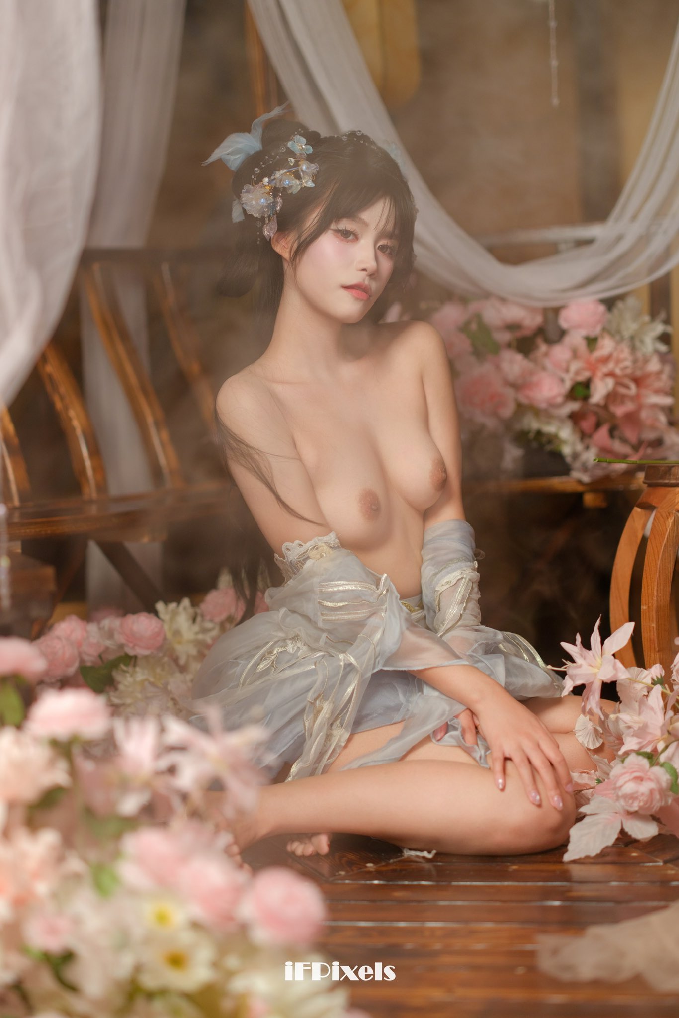 女人穿着蓝色裙子,拿着玫瑰花。