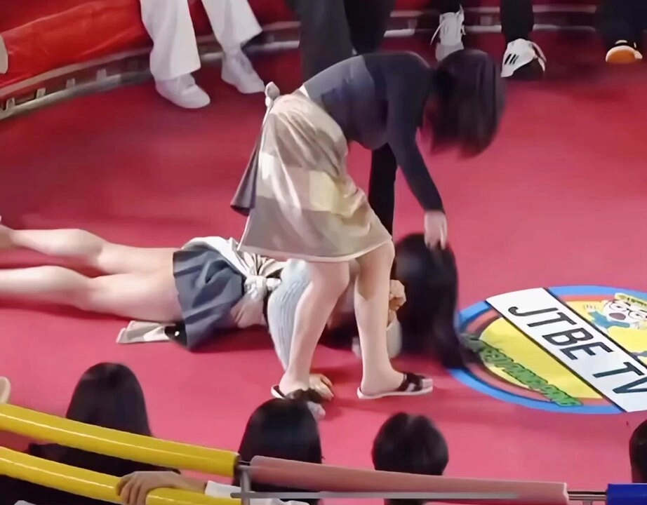 女人用她的头发帮助另一个女人。