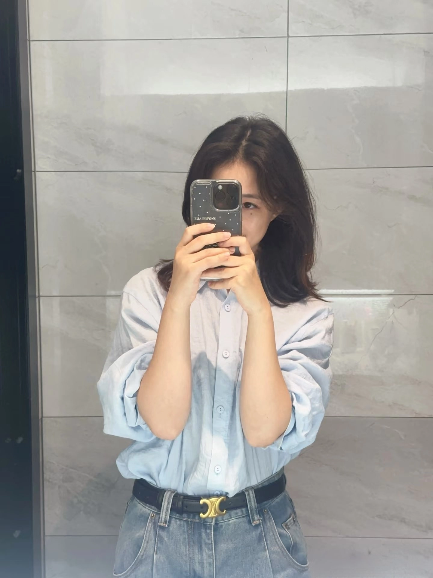 女人用手机拍自拍。