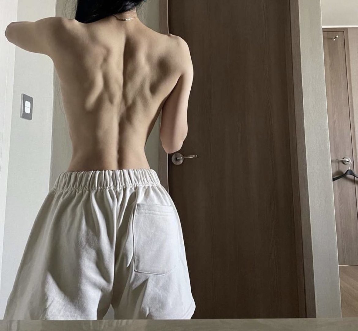 女人背部纹身和脊椎纹身。