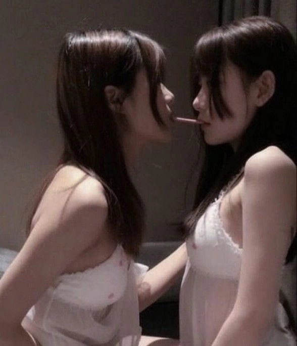 两个女孩互相亲吻。