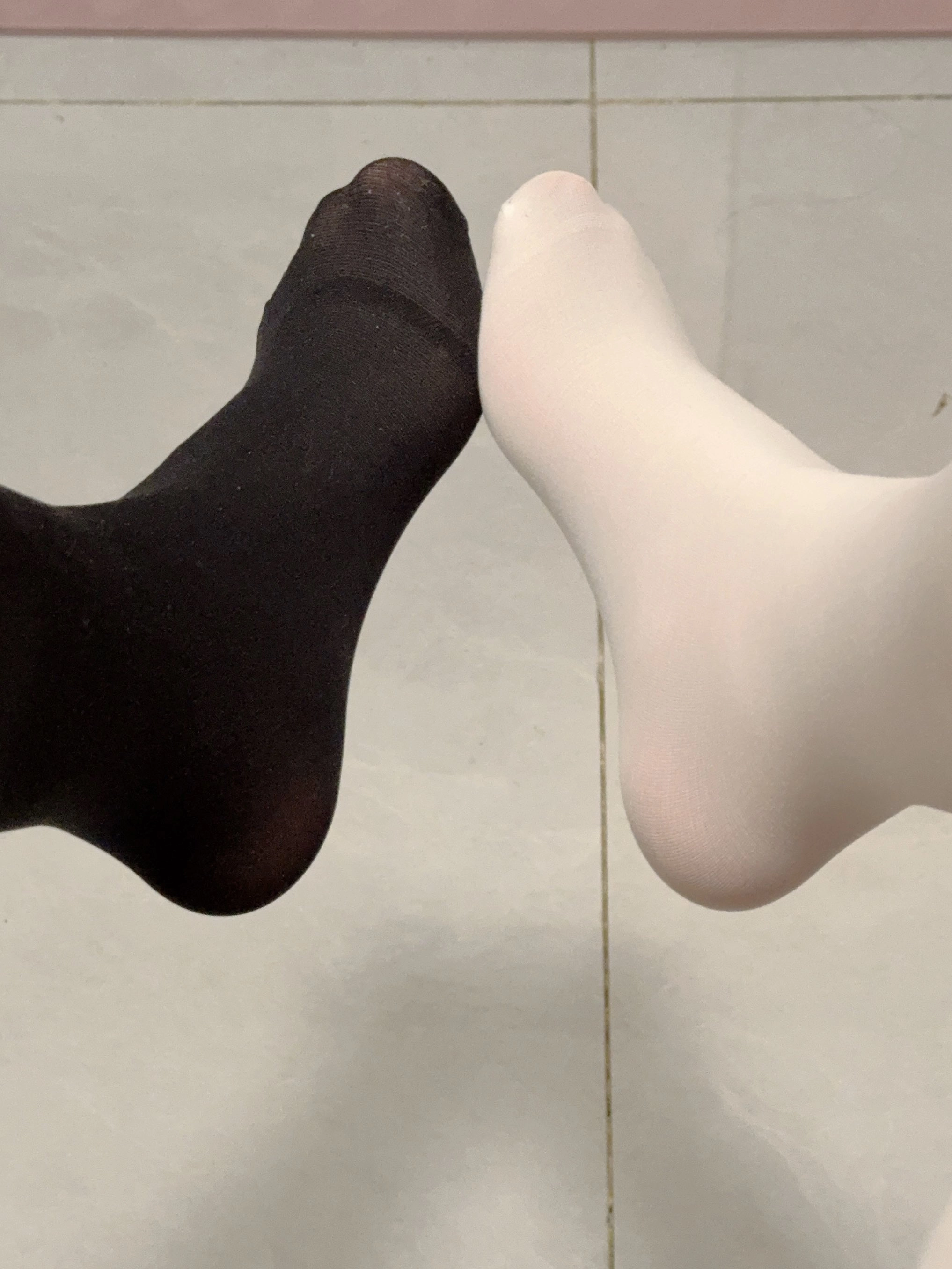 两条腿有黑色和白色的袜子。