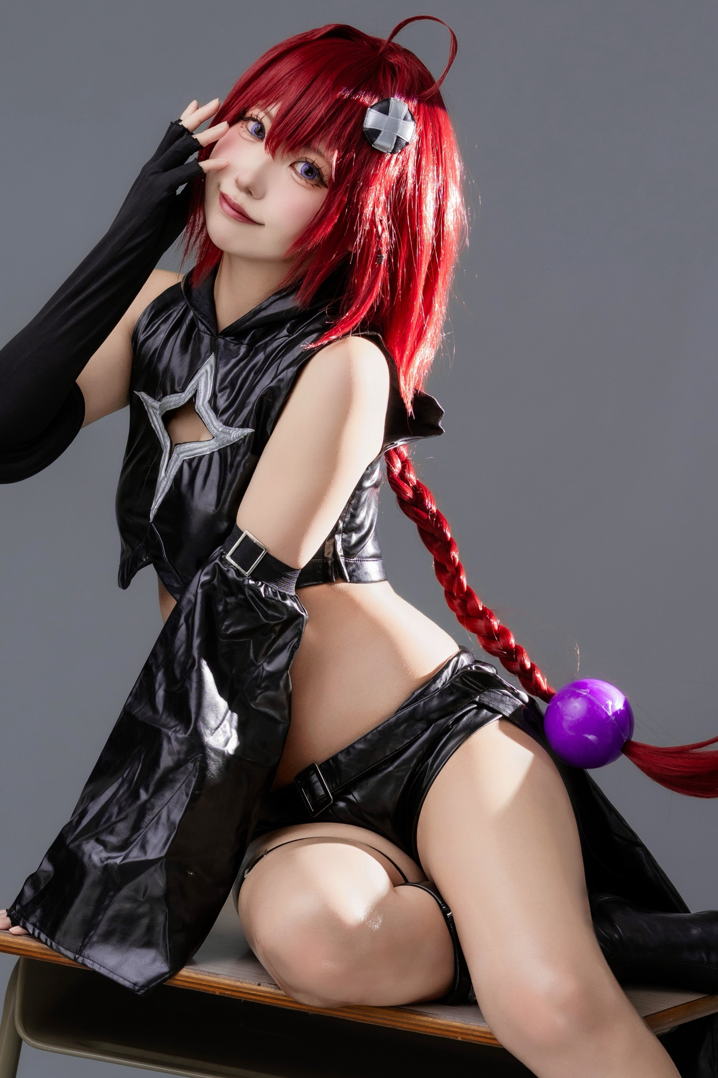 穿着黑色服装的女人,她的臀部上有一颗紫色球。