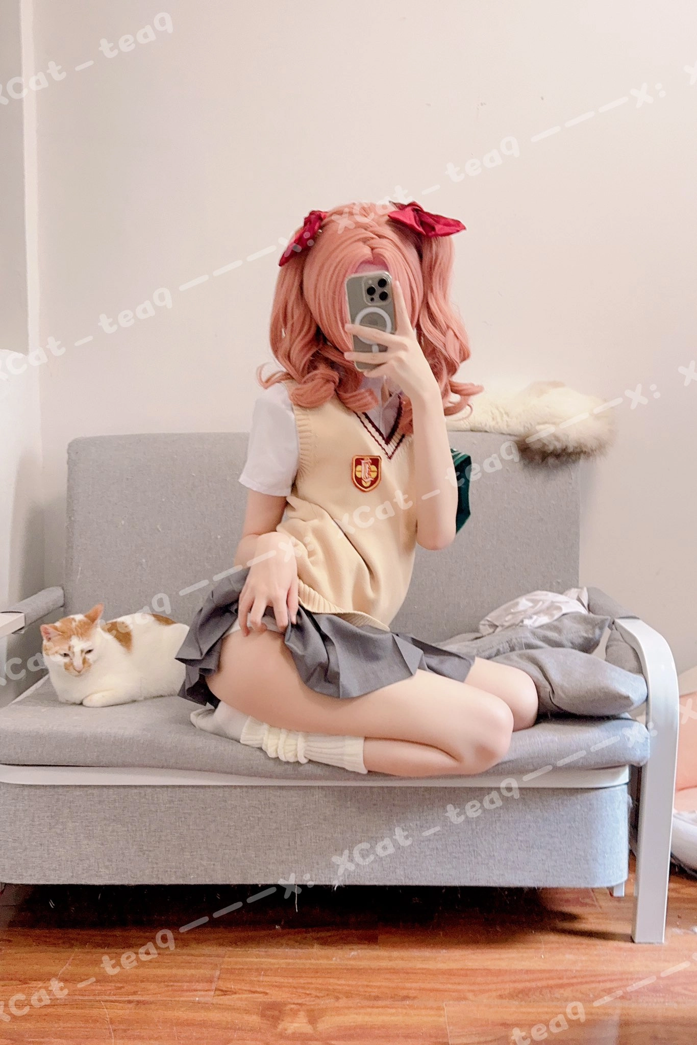 女人在猫面前拍个自拍。