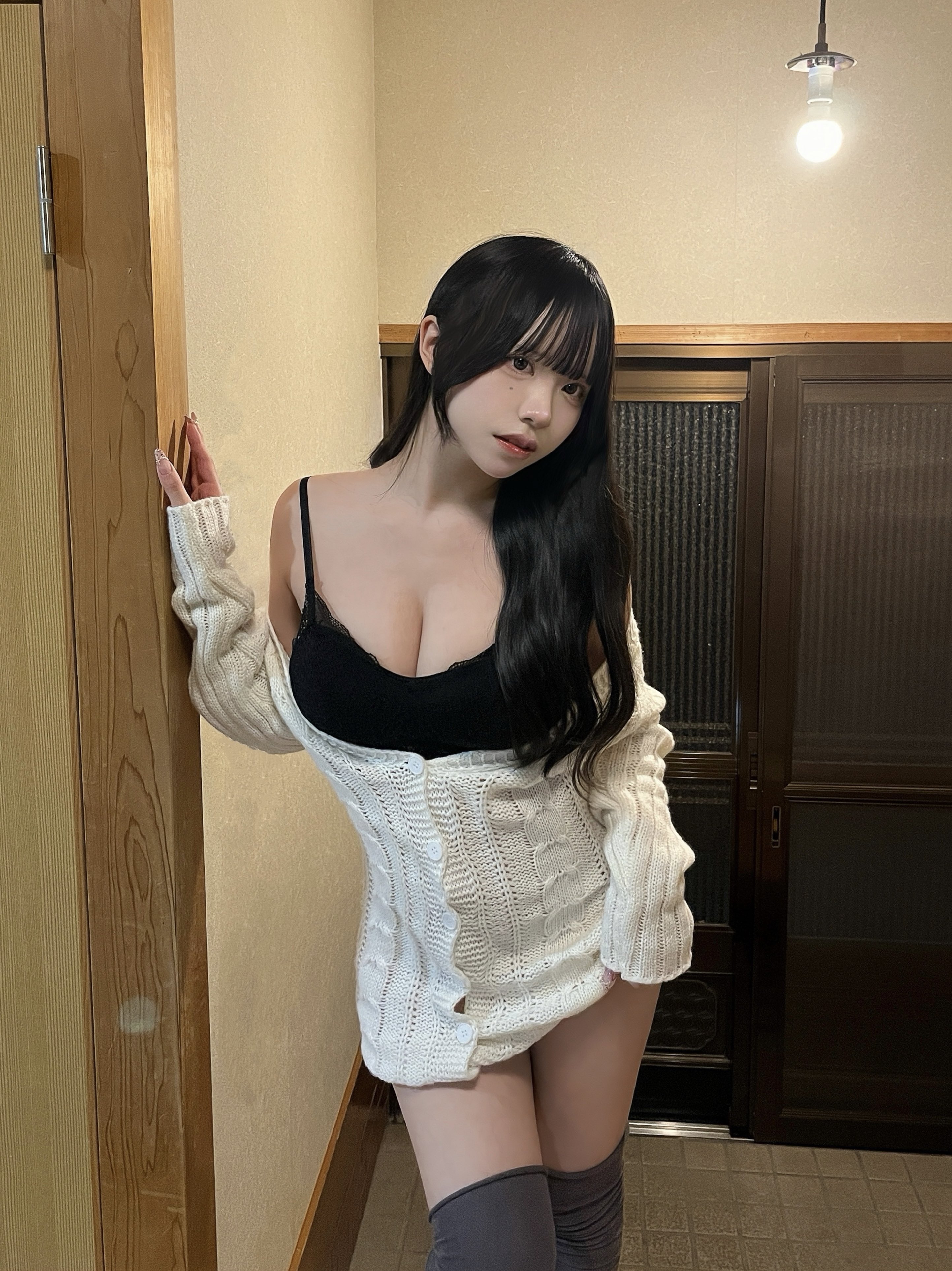 穿着黑色胸罩和白色衬衫的女人。