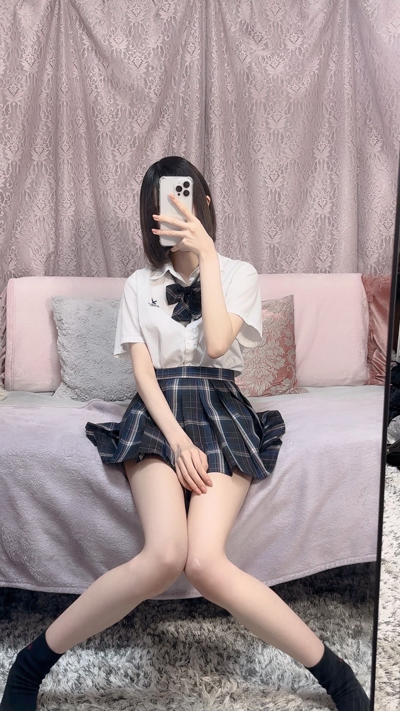 女人用手机拍自拍。