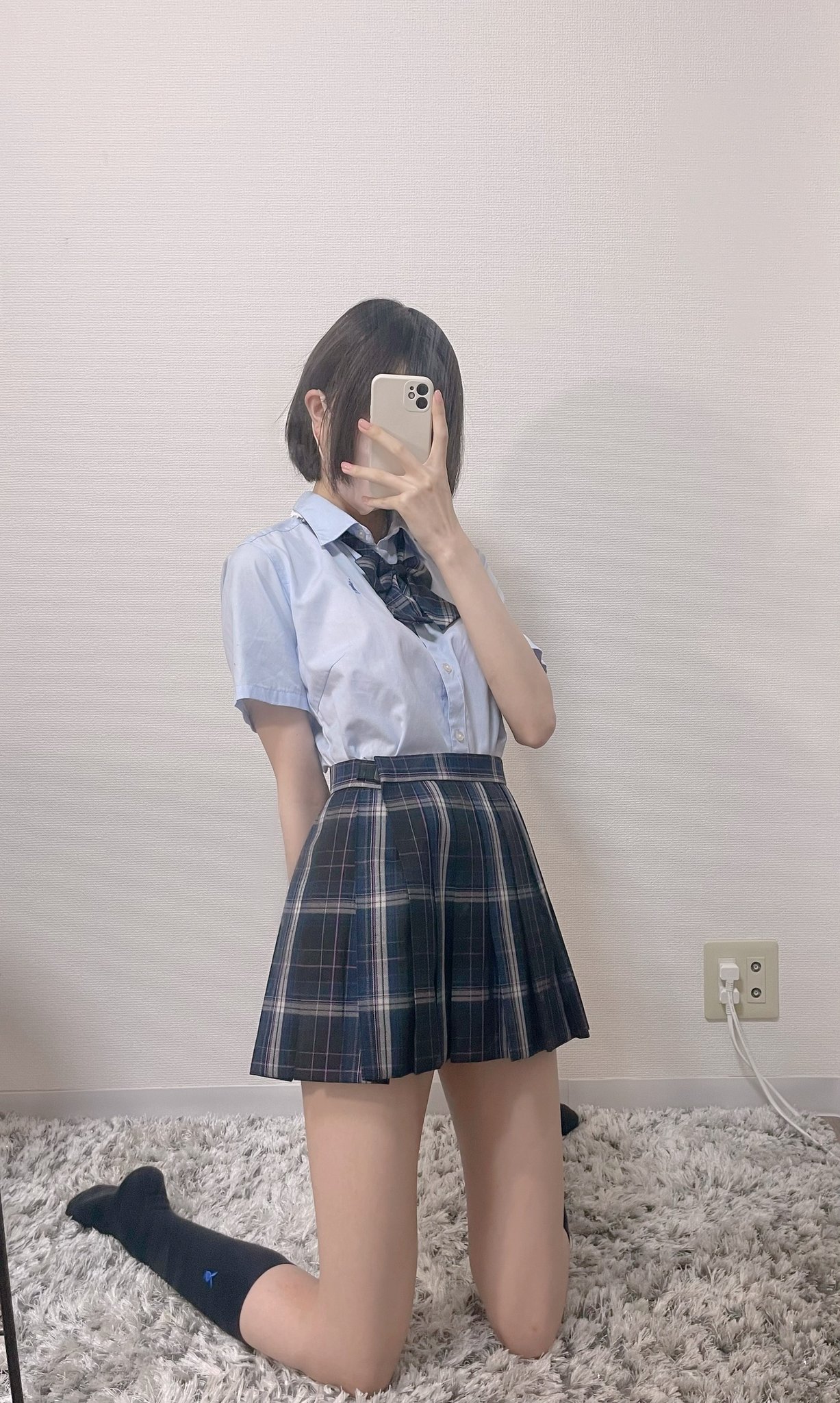 女人用手机拍自拍。