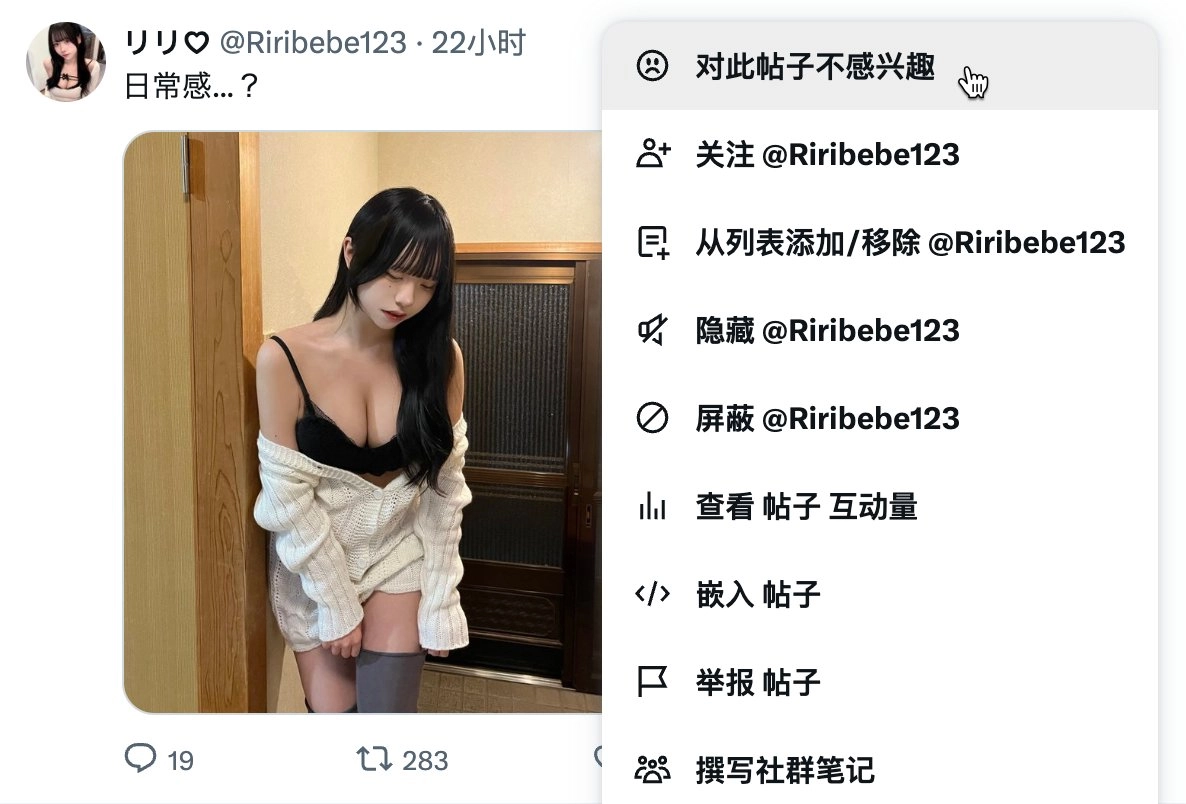 穿着白色衬衫的女人正在为一张照片而立场。