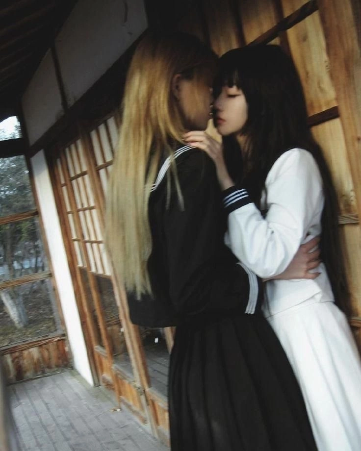 两个女孩互相亲吻。