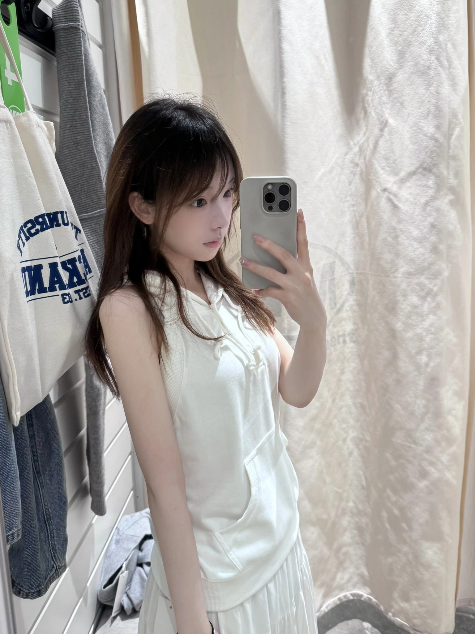 女人穿着白衬衫拍自拍。