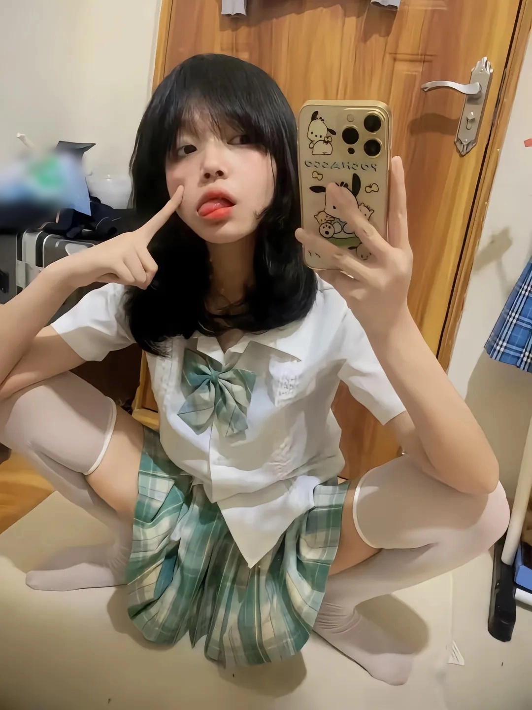 一名穿着校服的女孩用手机拍自拍。