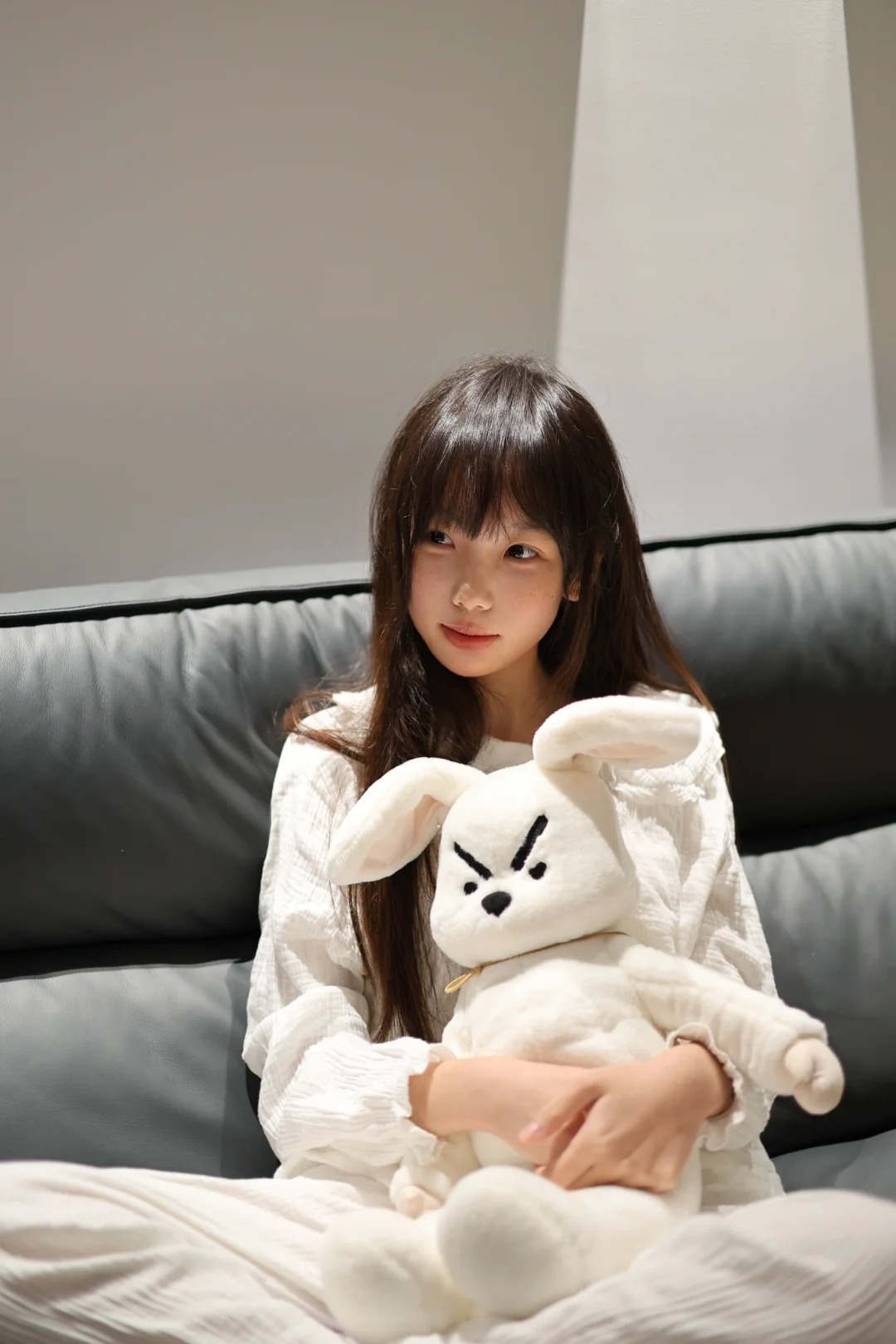 小女孩抱着一只小兔子。