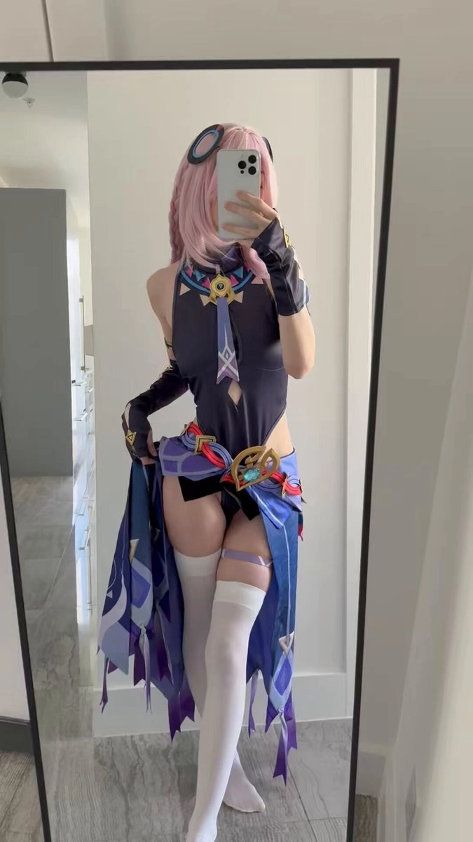 一位穿着蓝色裙子和白色袜子的女人拍了一张自拍。