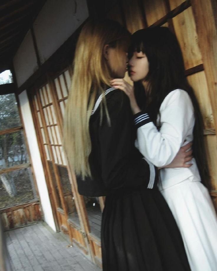 两个女孩互相亲吻。