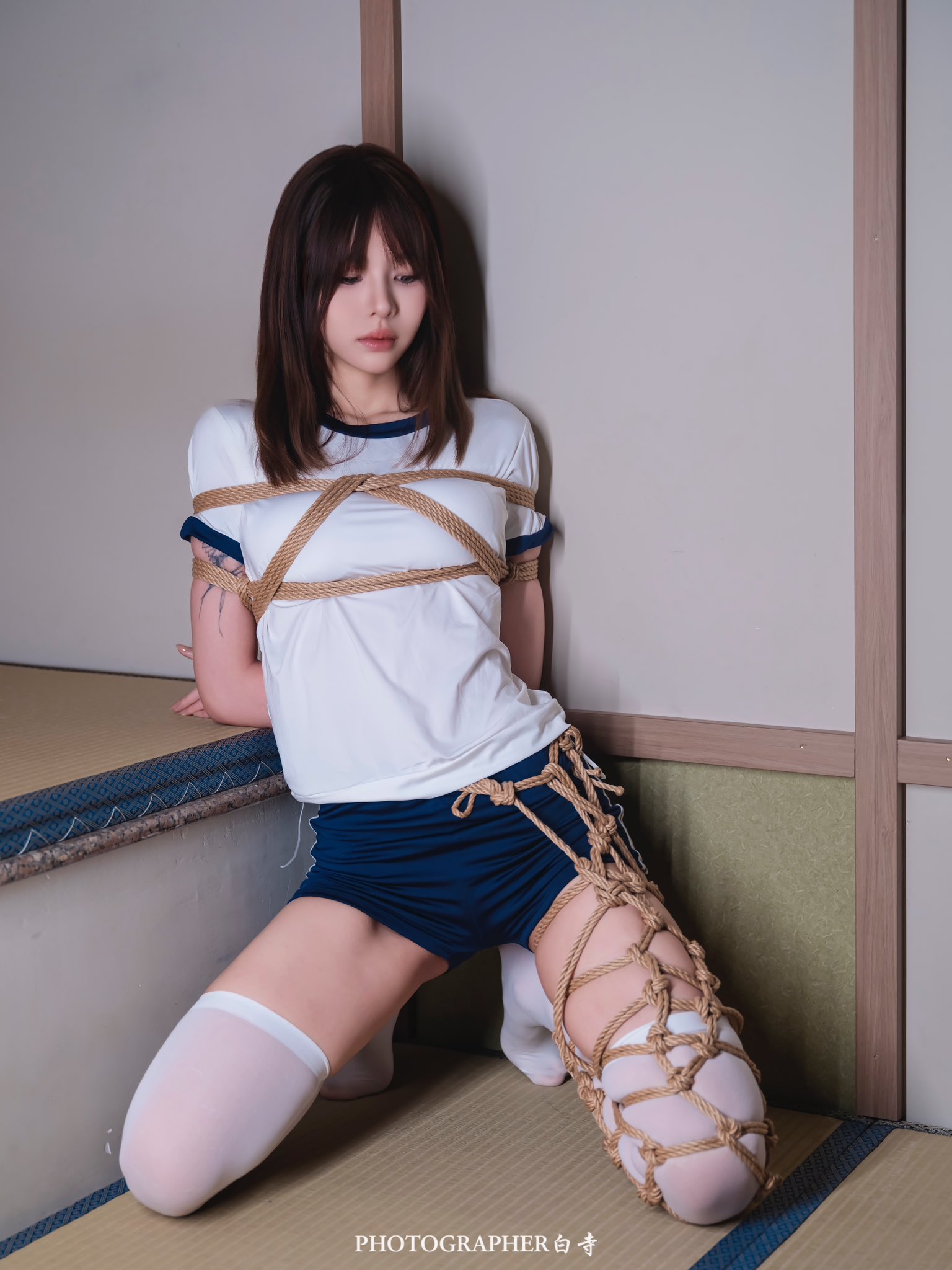 女人被捆绑起来。