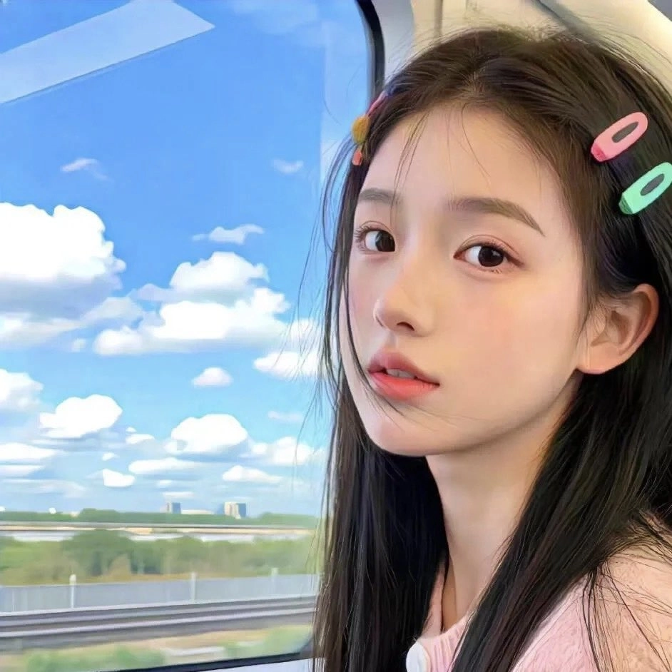 女孩在她的头发上有粉红色的弓。