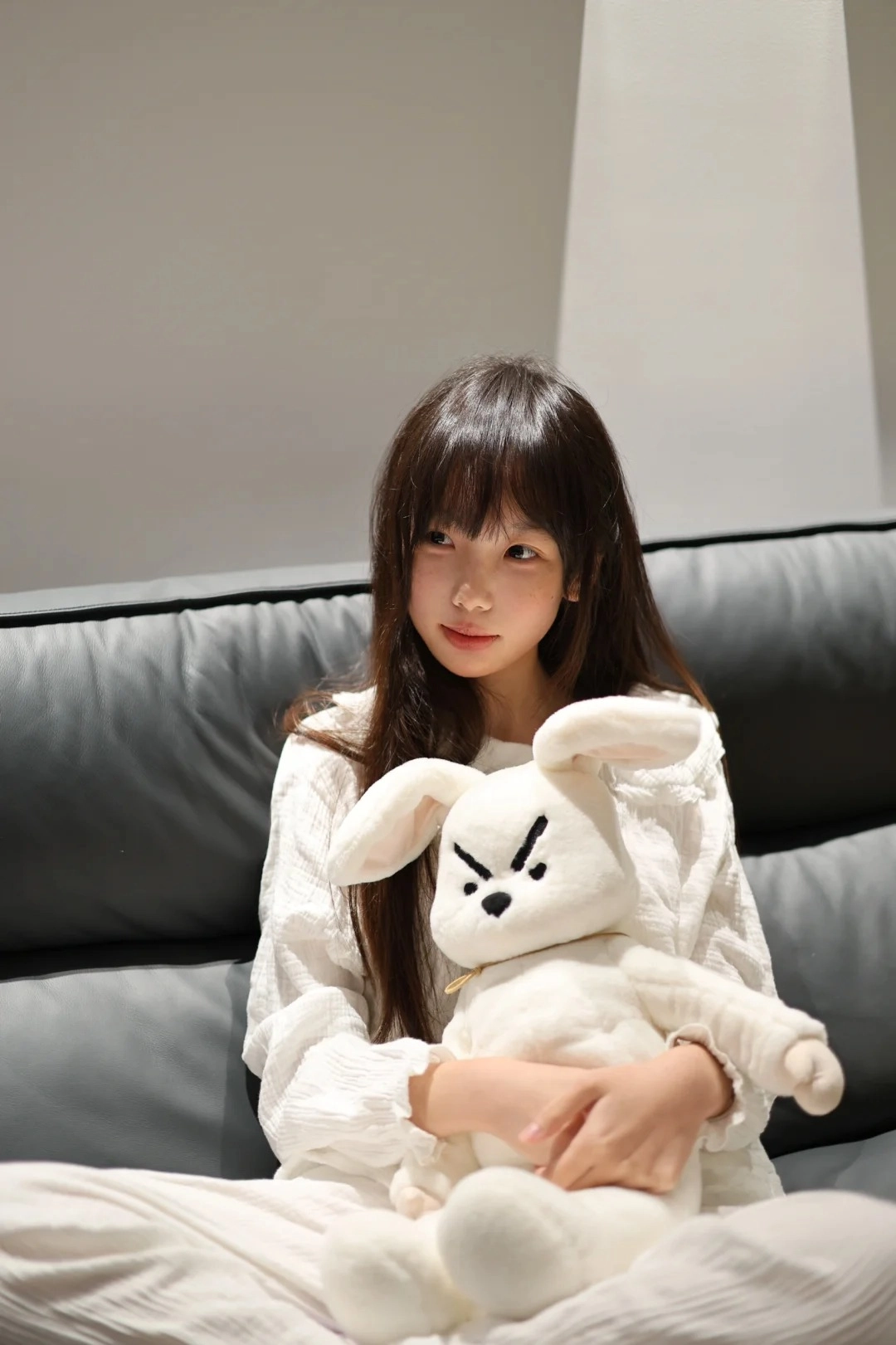 小女孩抱着一只小兔子。