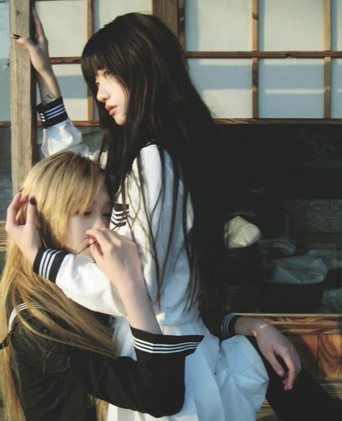 两个女孩互相亲吻。