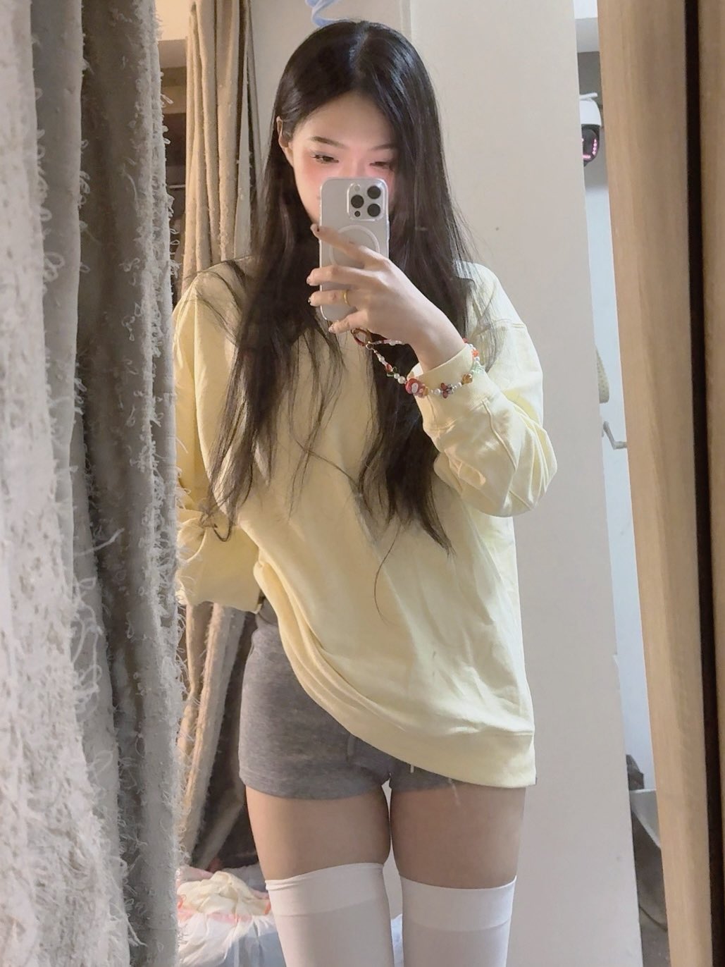 女人在镜子里拍自拍。