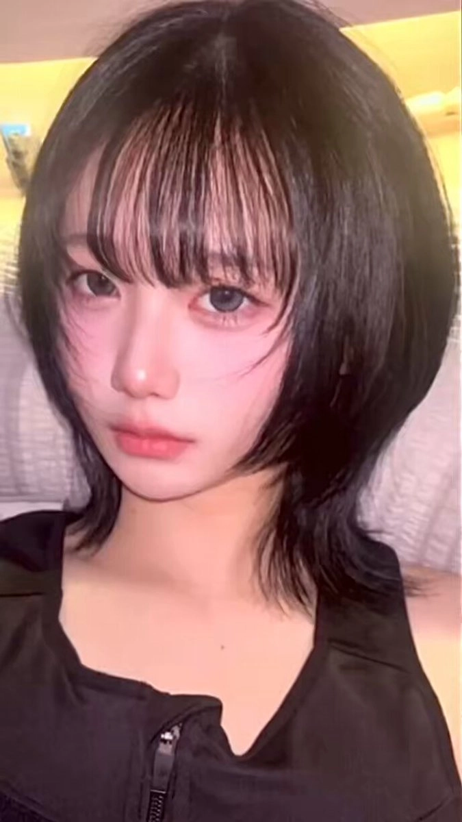 黑头发和一件黑衬衫的女人。