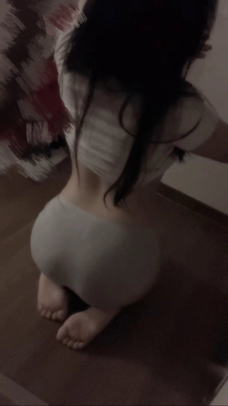 穿着白色衬衫和灰色裤子的女人。