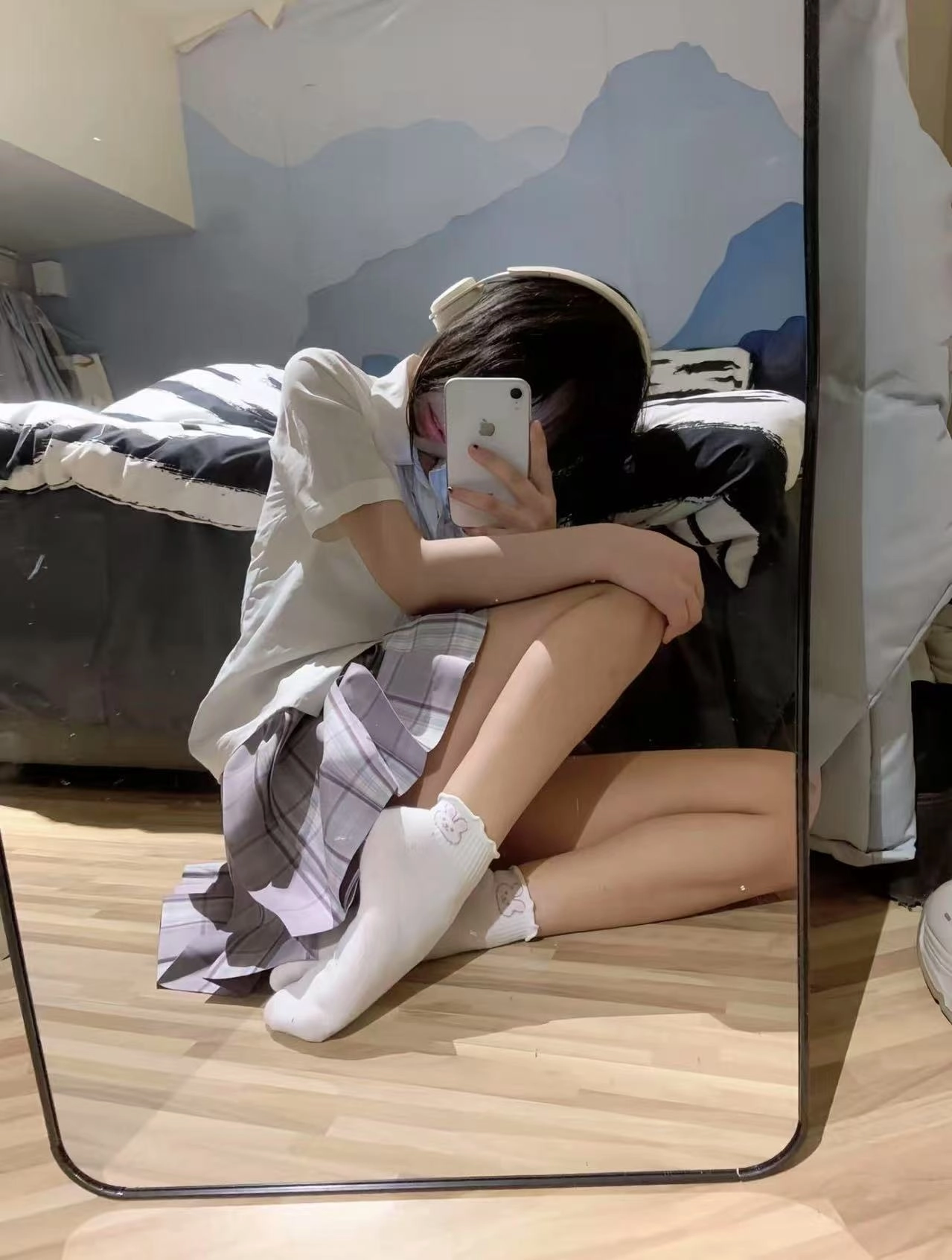 女孩用手机拍自拍。