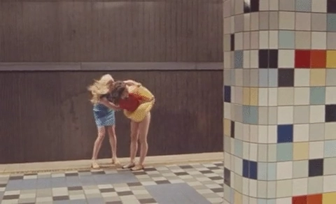 两个女人互相拥抱。