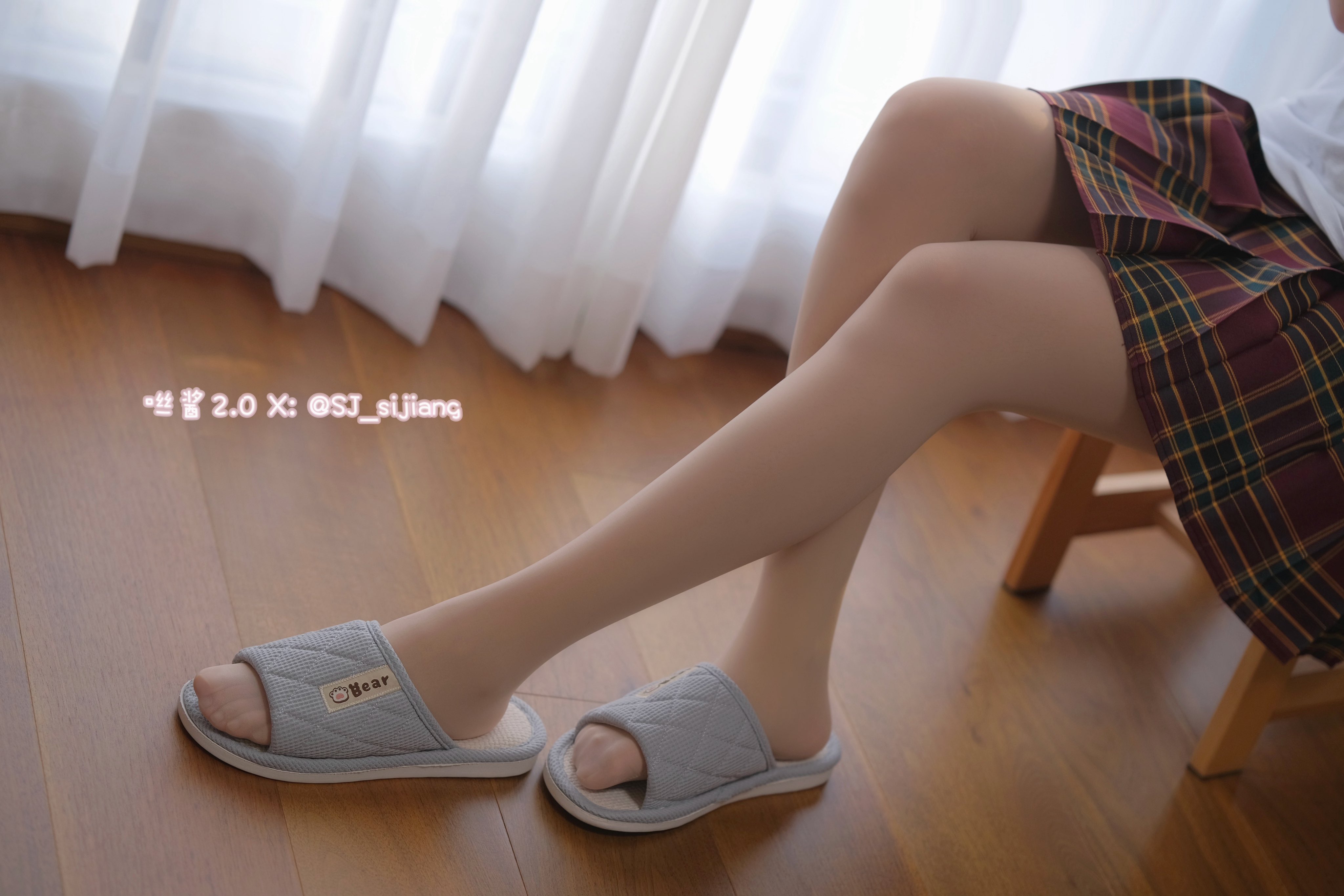 穿着灰色裙子和灰色的鞋子的女人。