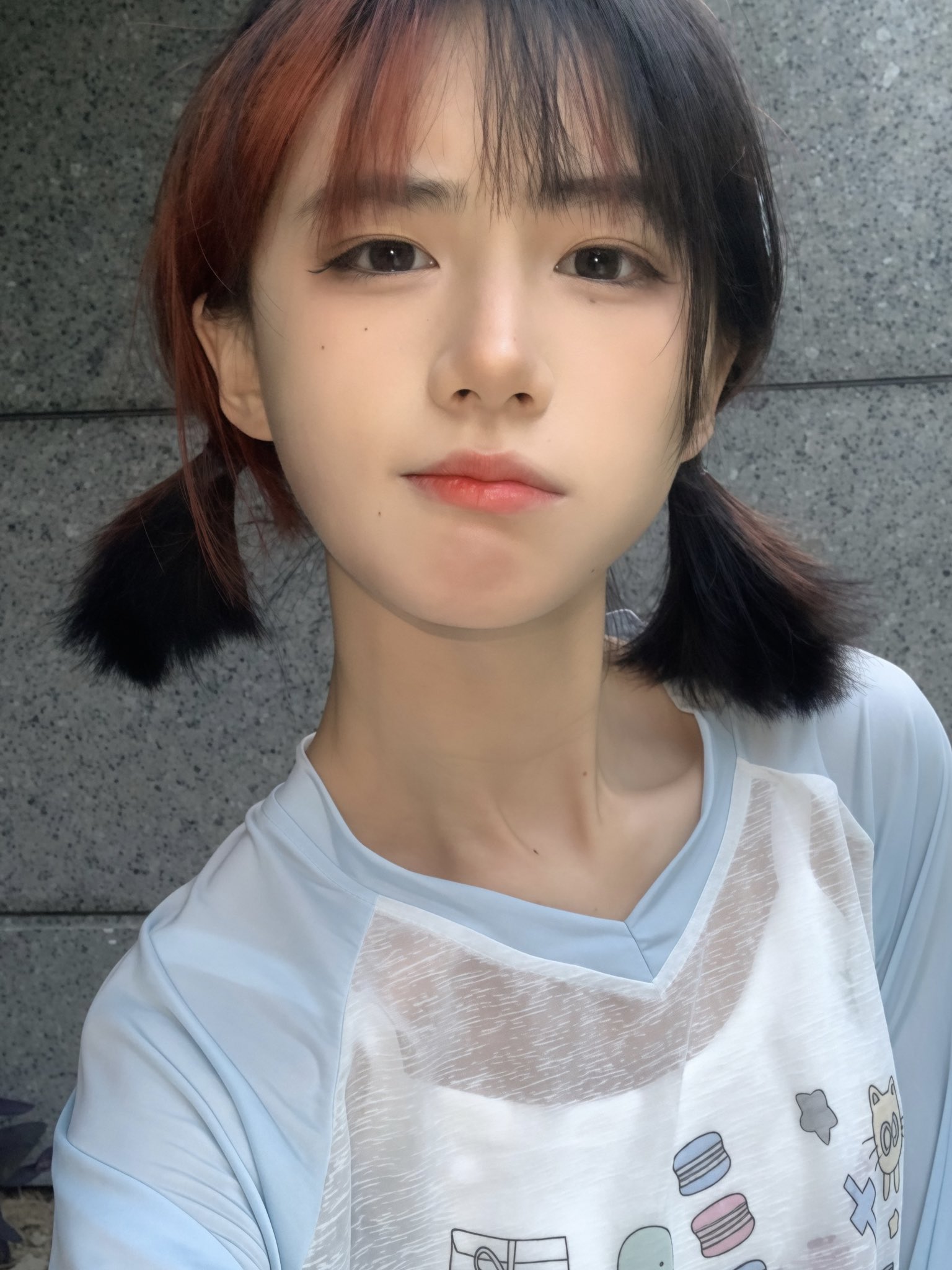 黑头发和马尾巴的女孩穿着蓝色衬衫。