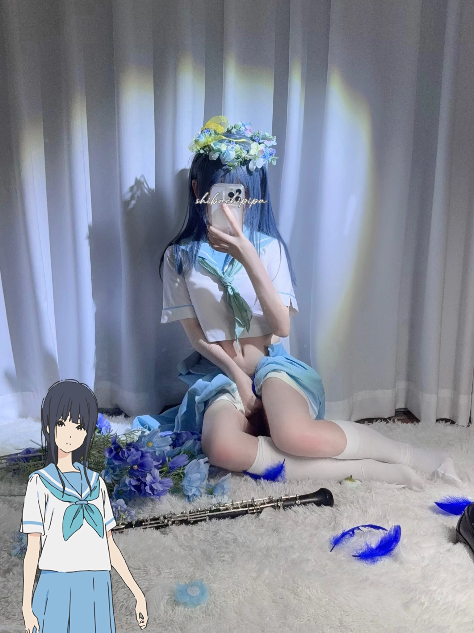 女人在花卉安排前拍自拍。