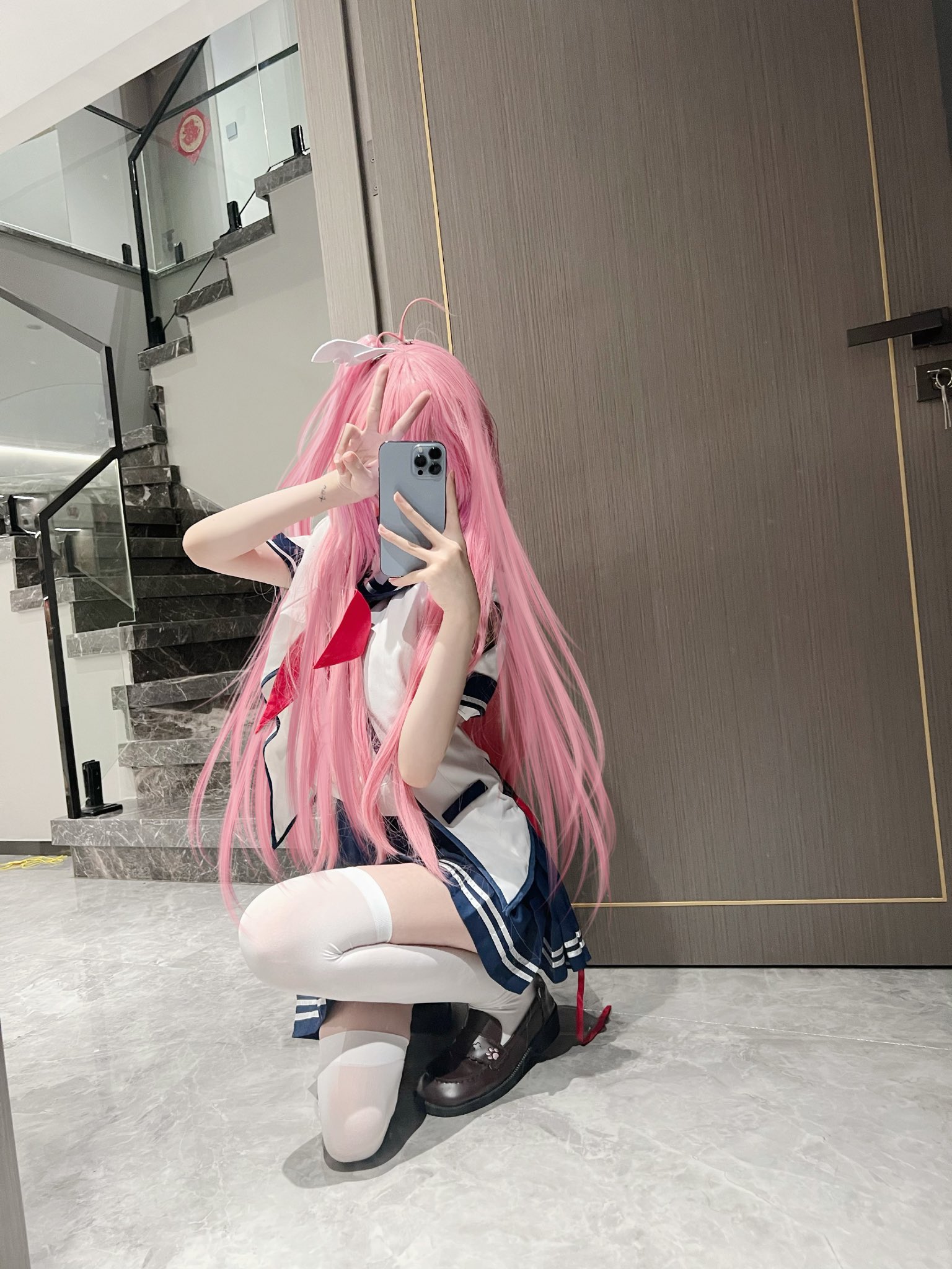 女孩在粉红色和白色的裙子中拍自拍。