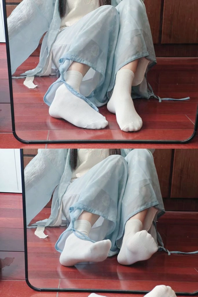 穿着白色裙子和白袜子的女人坐在地板上。