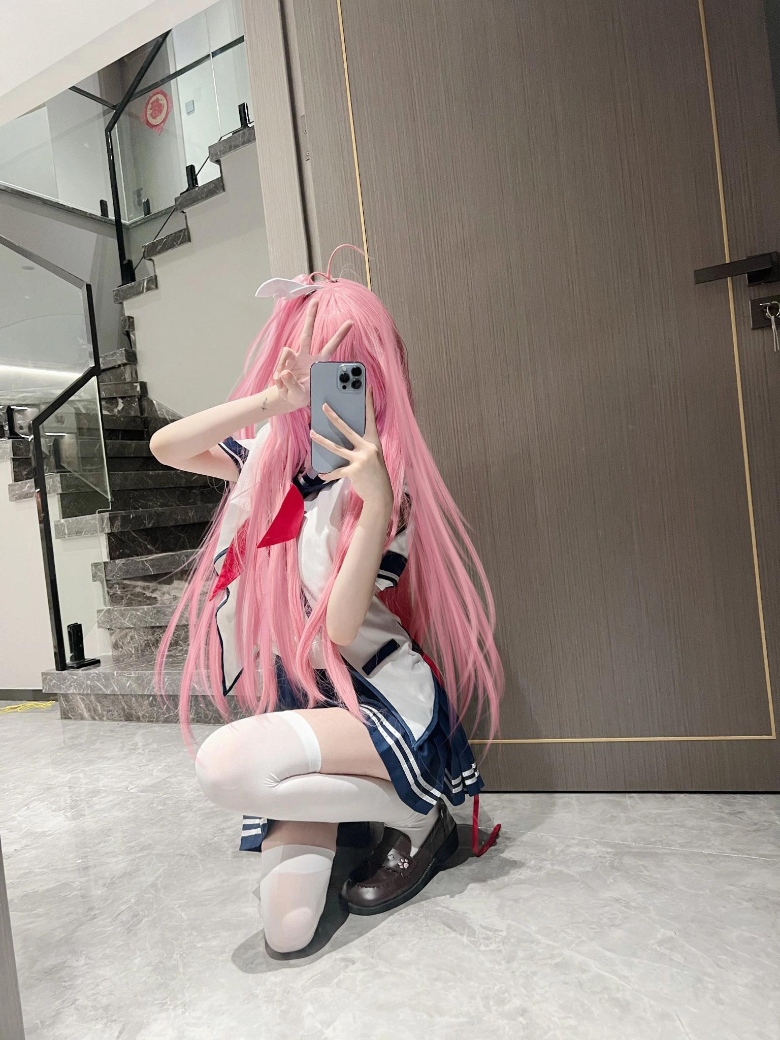 女孩在粉红色和白色的裙子中拍自拍。