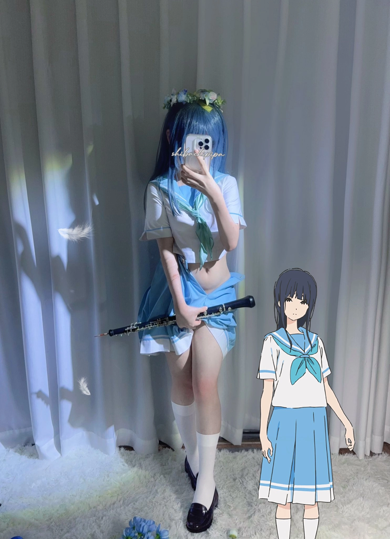 女人用小提琴拍自拍。